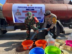 Bhabinkamtibmas dan Babinsa Desa Tanjung Luar Salurkan Bantuan Air Bersih kepada Warga Dusun Toroh Selatan