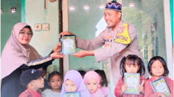 Bhabinkamtibmas Desa Bagik Papan Serahkan Bantuan Iqro dan Edukasi Kamtibmas kepada Anak PAUD Jannatul Hazni