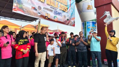 Semarak Hari Bhayangkara ke-80, Personel Brimob dan Bhayangkari Ikuti Fun Walk dan Senam Bersama di Sumbawa