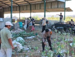 Bhabinkamtibmas Polsek Kilo Bersama TNI, Pemerintah Desa dan Mahasiswa KKN Gelar Gotong Royong Jumat Bersih