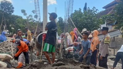 Hadiri Gotong Royong Pembangunan Masjid, Bhabinkamtibmas Polres Bima Kota Himbau Warga Jaga Kamtibmas