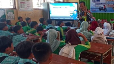 Kenalkan Rambu dan Rumus 4T, Sat Lantas Polres Lombok Barat Edukasi Siswa SDN 01 Cendi Manik