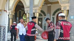 Sat Samapta Polres Lombok Barat Gelar Jumat Berkah dan Bagikan Makanan untuk Jemaah di Labuapi