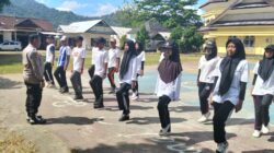 Matangkan Persiapan HUT RI ke-81, Personel Polsek Brang Rea Gelar Pelatihan Paskibra di Kantor Camat