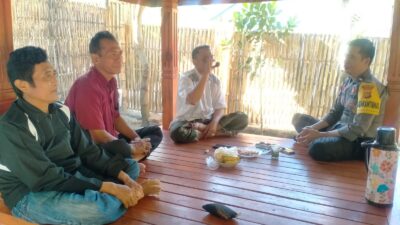 Bhabinkamtibmas Desa Semaya Bersama Kades Silaturahmi dengan Warga, Ajak Jaga Kamtibmas