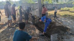 Ditpolairud Polda NTB Bersama TNI dan Masyarakat Gotong Royong Bangun Pagar TPU Desa Calabai