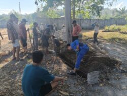Ditpolairud Polda NTB Bersama TNI dan Masyarakat Gotong Royong Bangun Pagar TPU Desa Calabai