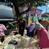 Bhabinkamtibmas Polsek Soromandi Dampingi Unit Rantis Satsamapta Polres Bima Kabupaten Salurkan Air Bersih di Desa Binaannya