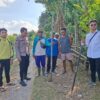 BHABINKAMTIBMAS POLSEK KEMPO DAMPINGI PENGUKURAN ULANG BATAS TANAH, CEGAH POTENSI PERSELISIHAN WARGA