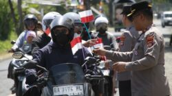 Semarakkan Hari Kemerdekaan, Polres Sumbawa Barat Bagikan Bendera Merah Putih Kepada Pengguna Jalan