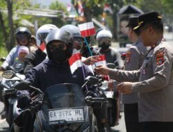 Semarakkan Hari Kemerdekaan, Polres Sumbawa Barat Bagikan Bendera Merah Putih Kepada Pengguna Jalan