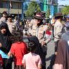Gelora Nasionalisme Sambut HUT RI, Kapolres Sumbawa Turun ke Jalan Bagikan Ratusan Bendera dan Pita Merah Putih