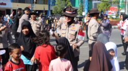 Gelora Nasionalisme Sambut HUT RI, Kapolres Sumbawa Turun ke Jalan Bagikan Ratusan Bendera dan Pita Merah Putih