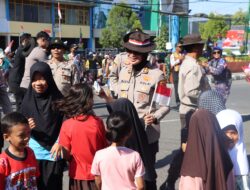 Gelora Nasionalisme Sambut HUT RI, Kapolres Sumbawa Turun ke Jalan Bagikan Ratusan Bendera dan Pita Merah Putih
