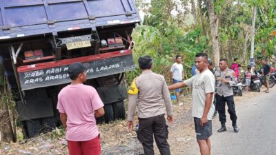 Diduga Kabin Lepas dari Pengunci, Truk Terperosok di Jalan Rontu-Kumbe Sopir di Evakuasi