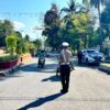 Polres Bima Kota Hentikan Sementara Arus Lalu Lintas dan Nyalakan Sirine Saat Pengibaran Bendera Merah Putih