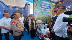 Kapolri dan Menko Pangan Panen Raya Bawang Putih di Sembalun