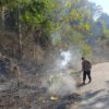 Sigap Padamkan Titik Api di Kilometer 78, Kapolsek Lunyuk Bersama Warga Tanggulangi Kebakaran Hutan dan Lahan