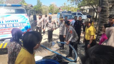 Polres Lombok Timur Salurkan Air Bersih untuk Warga Sekaroh, Bantu Atasi Krisis Air