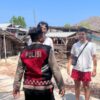 Jaga Kenyamanan Wisatawan, Sat Samapta Polres Sumbawa Barat Patroli di Pantai Kertasari