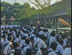 Bhabinkamtibmas dan Kanit Binmas Labuhan Haji Sosialisasikan SMA Kemala Taruna Bhayangkara di SMPN 1 Labuhan Haji
