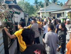 Anggota Piket Polsek Jereweh Bersama Damkarmat Padamkan Api di Rumah Warga