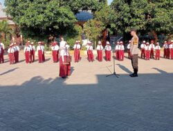Cegah Perundungan Sejak Dini, Bhabinkamtibmas Desa Tamekan Jadi Pembina Upacara dan Sosialisasi Anti-Bullying di SDN Tamekan
