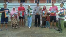 Dukung Ketahanan Pangan, Bhabinkamtibmas Desa Tapir Pendampingan Pembagian Bibit Jagung Kepada Kelompok Tani