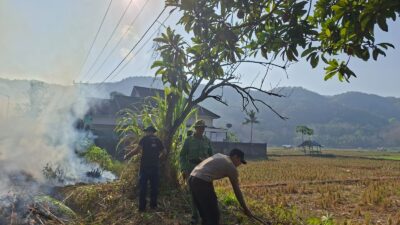 Dukung Kebersihan Lingkungan, Bhabinkamtibmas Desa Tamekan Pimpin Gotong Royong di Dusun Batu Tamin