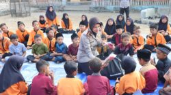 Implementasi “Polisi Peduli Pendidikan”, Kapolres Sumbawa Sapa dan Salurkan Bantuan Peralatan Sekolah untuk Siswa SDN Omo
