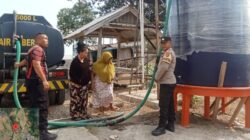 Peduli Warga Terdampak Kekeringan, Sat Samapta Polres Sumbawa Barat Salurkan Air Bersih