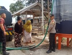 Peduli Warga Terdampak Kekeringan, Sat Samapta Polres Sumbawa Barat Salurkan Air Bersih